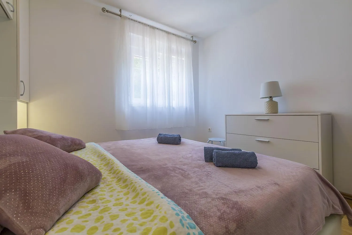 Komfortables Apartment Nur 200 Meter Zum Strand Mit Meerblick, Privatem Balkon Mit Liegen Selce