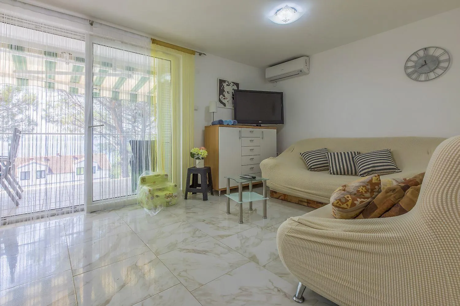 Komfortables Apartment Nur 200 Meter Zum Strand Mit Meerblick, Privatem Balkon Mit Liegen Selce
