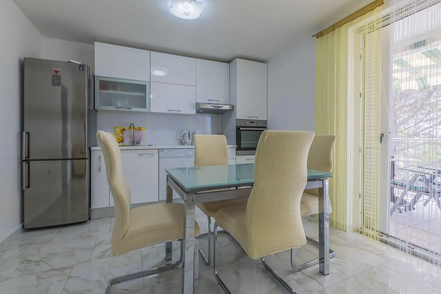 Komfortables Apartment Nur 200 Meter Zum Strand Mit Meerblick, Privatem Balkon Mit Liegen Selce