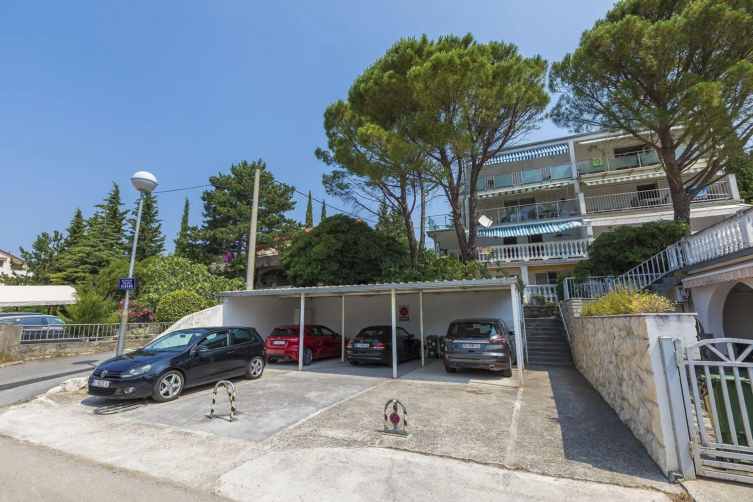 Komfortables Apartment Nur 200 Meter Zum Strand Mit Meerblick, Privatem Balkon Mit Liegen Selce