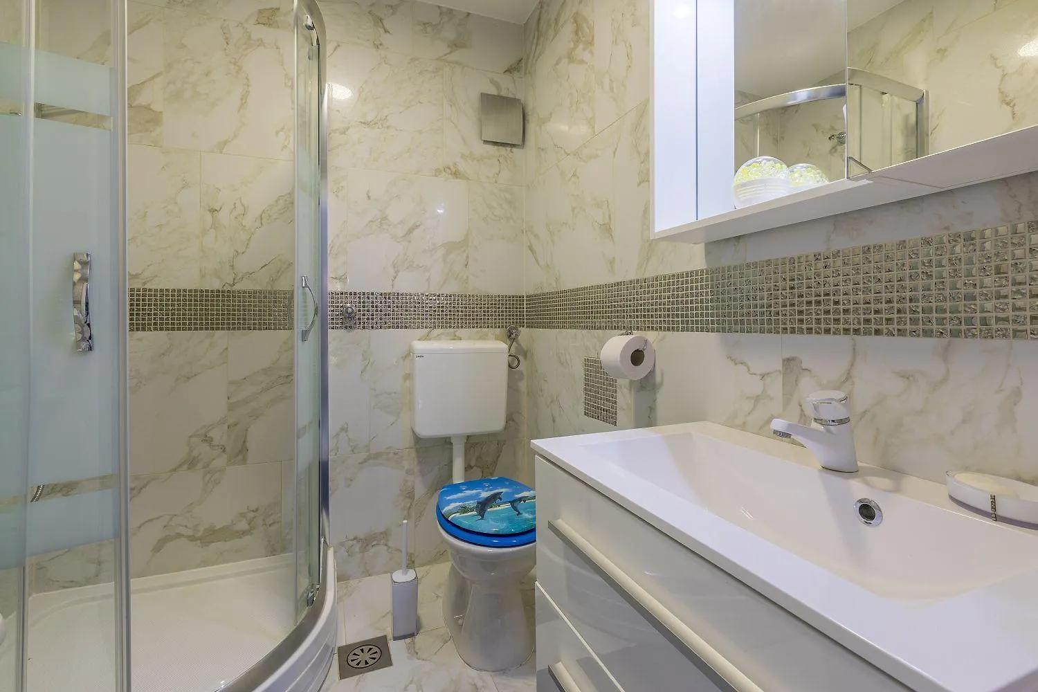 Komfortables Apartment Nur 200 Meter Zum Strand Mit Meerblick, Privatem Balkon Mit Liegen Selce