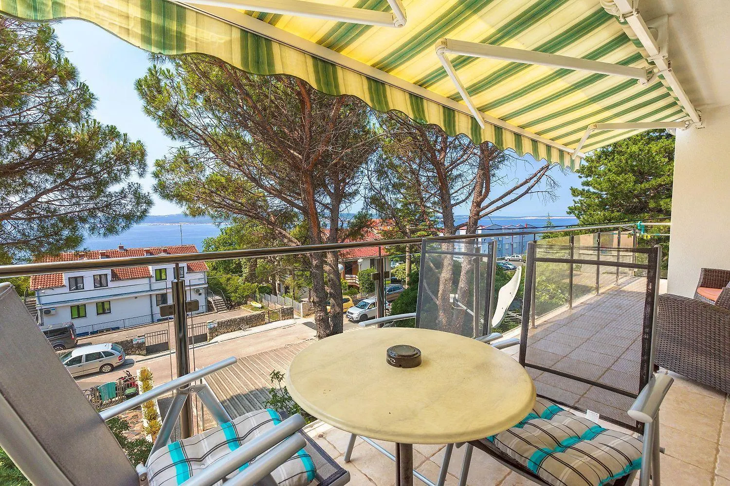 Komfortables Apartment Nur 200 Meter Zum Strand Mit Meerblick, Privatem Balkon Mit Liegen contacts
